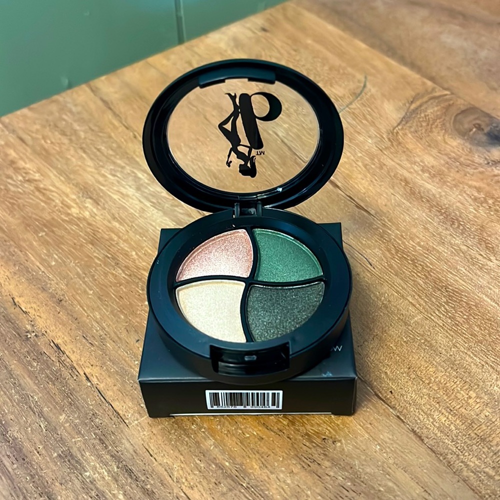 be a bombshell Eyeshadow Palette